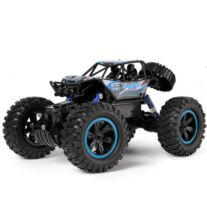 Niebieskie auto terenowe RC na kamieniach