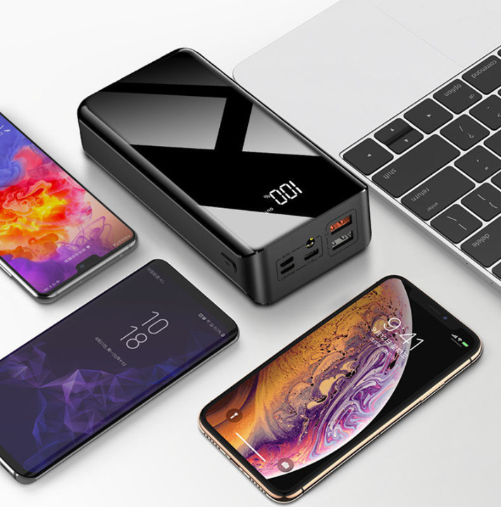 Powerbank z wyświetlaczem LCD obok telefonu