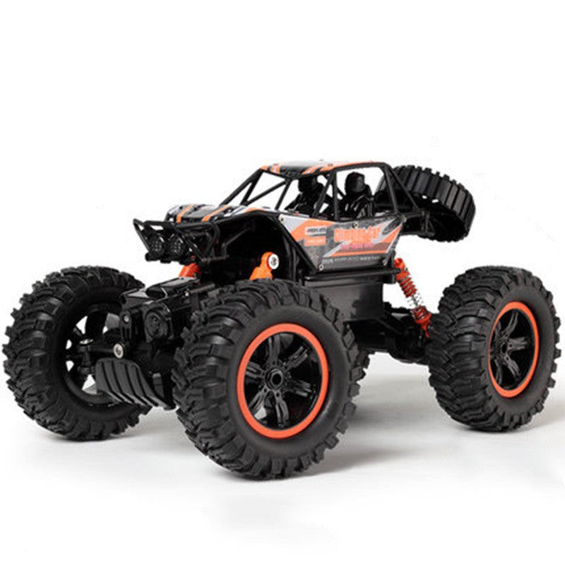 Niebieskie auto terenowe RC na kamieniach
