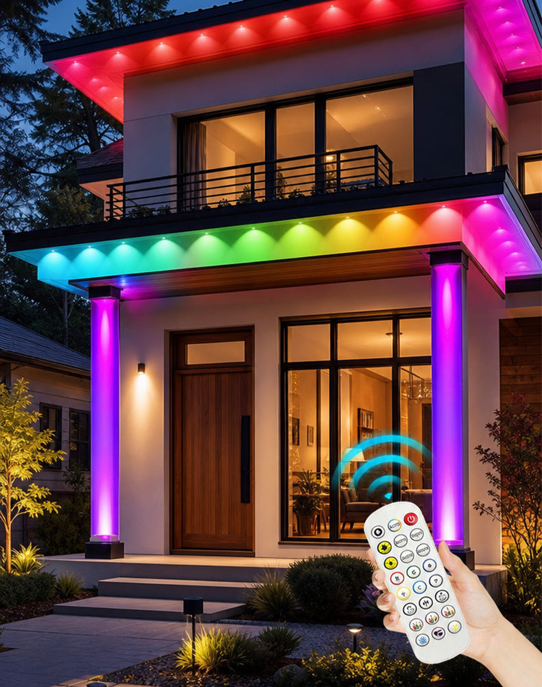 Kolorowe lampki LED pod okapem domu