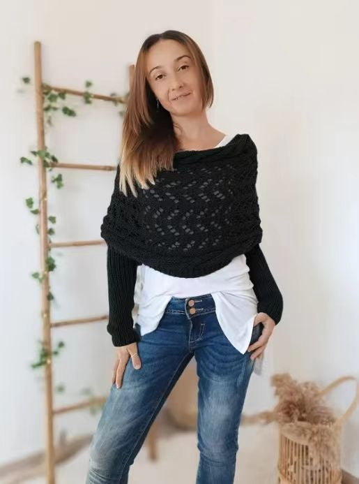 Kobieta w ażurowym szalu z rękawami
