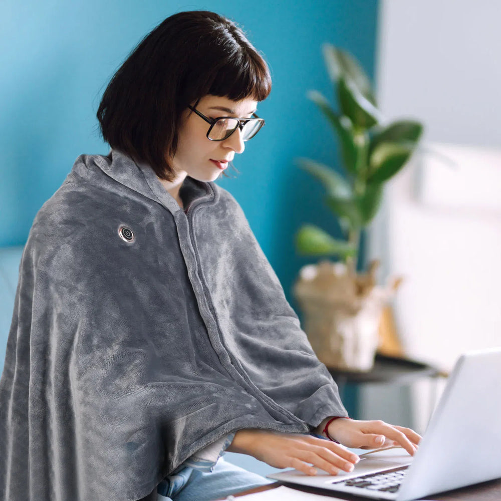 Przenośne ogrzewane poncho na USB z zamkiem i kieszenią na powerbank