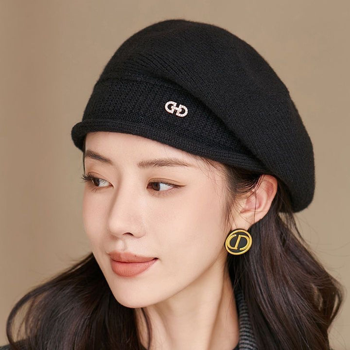 Beżowy dzianinowy beret w szachownicę