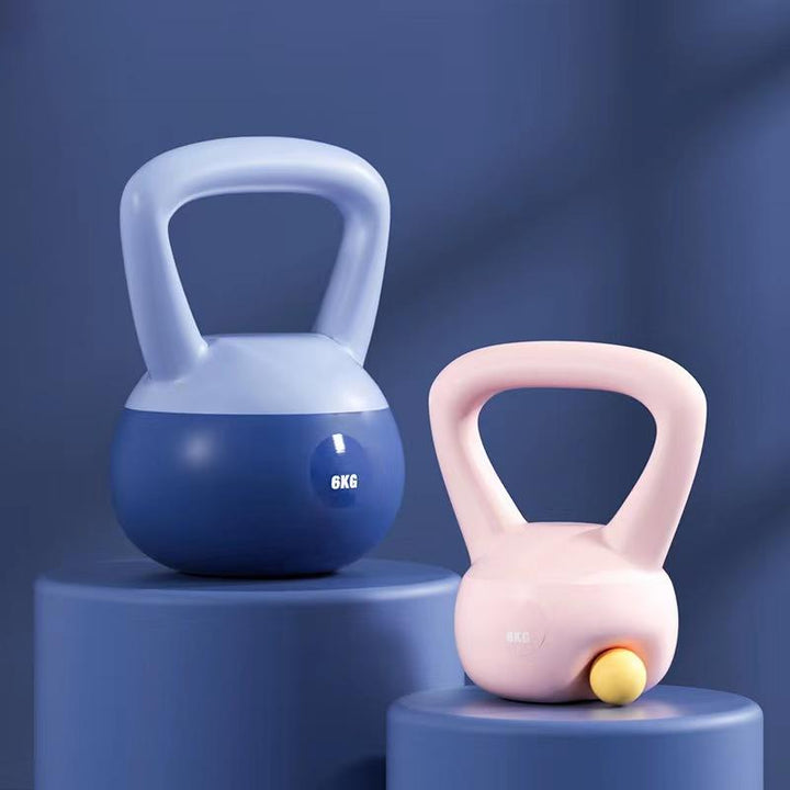 Różowy miękki kettlebell na podłodze