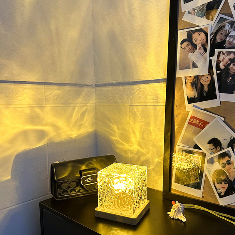 Lampa z efektem fal wody na drewnianej podstawie