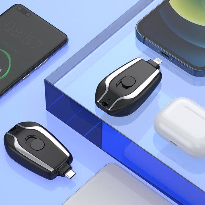 Mały powerbank brelok wpięty w telefon