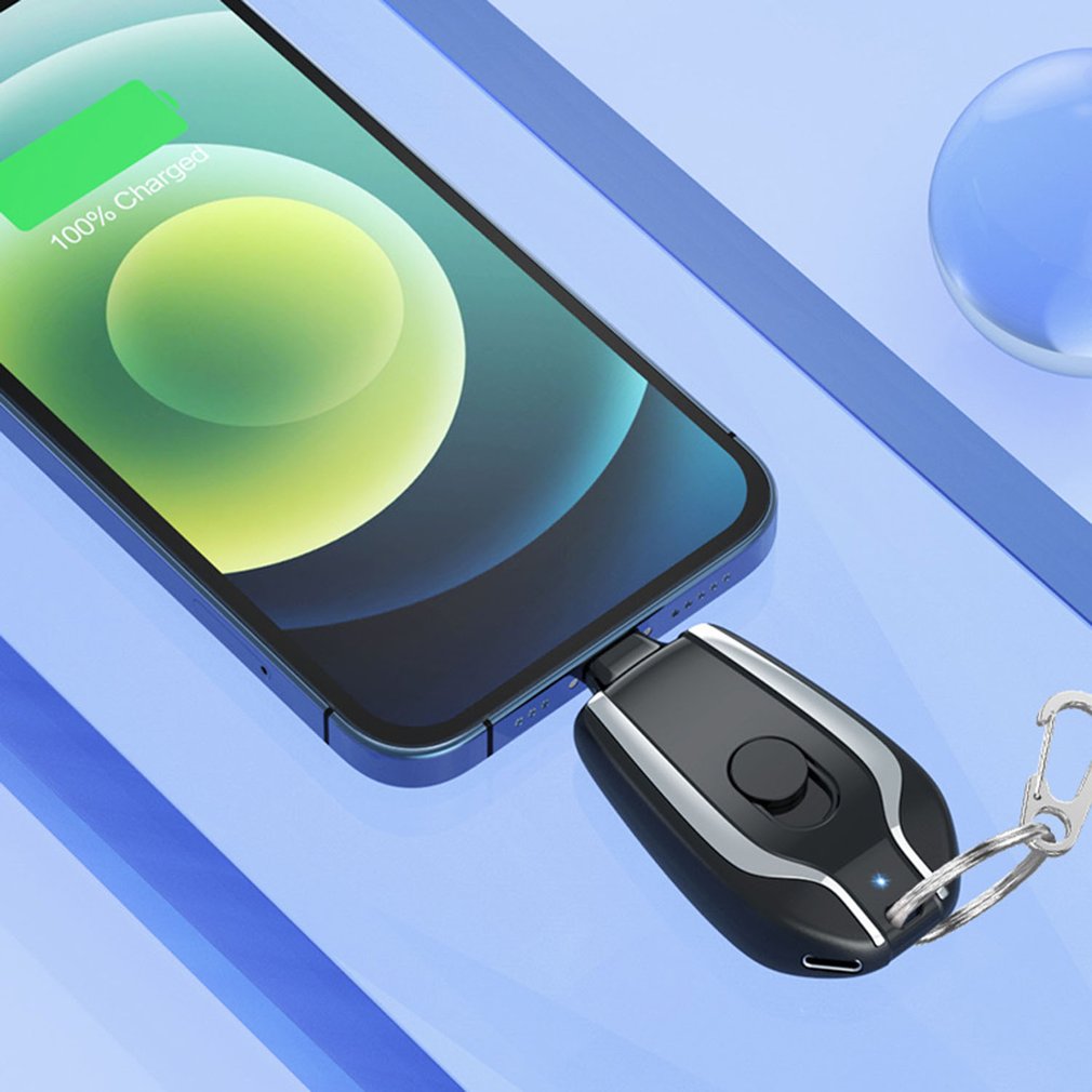 Mały powerbank brelok wpięty w telefon