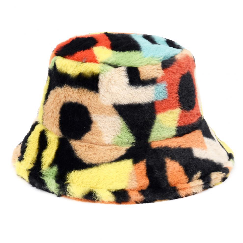 Puszysty kapelusz bucket w krowie łaty