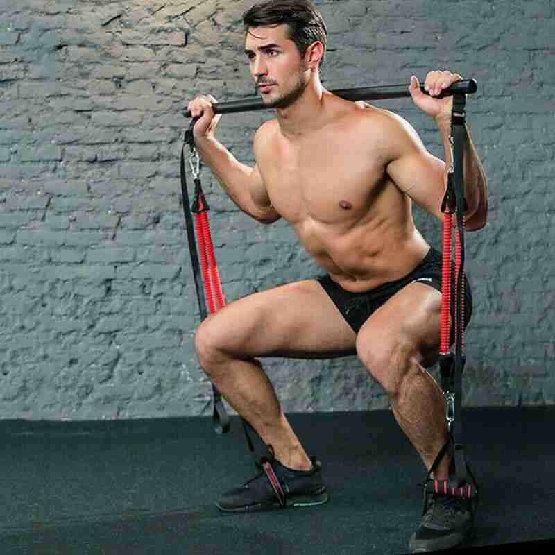 Kobieta ćwicząca z drążkiem do pilatesu