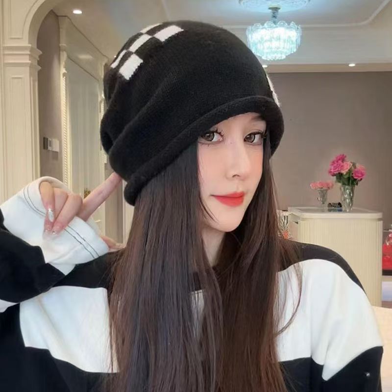 Beżowy dzianinowy beret w szachownicę