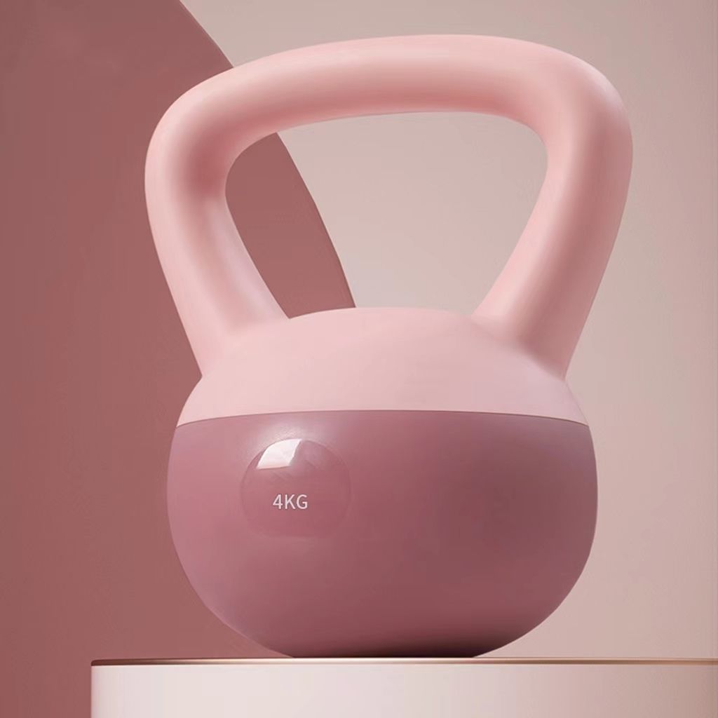 Różowy miękki kettlebell na podłodze