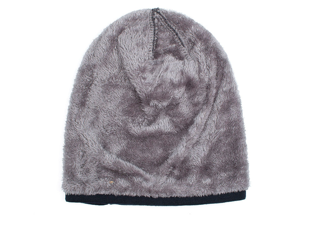 Czarna dzianinowa czapka beanie z metalową blaszką