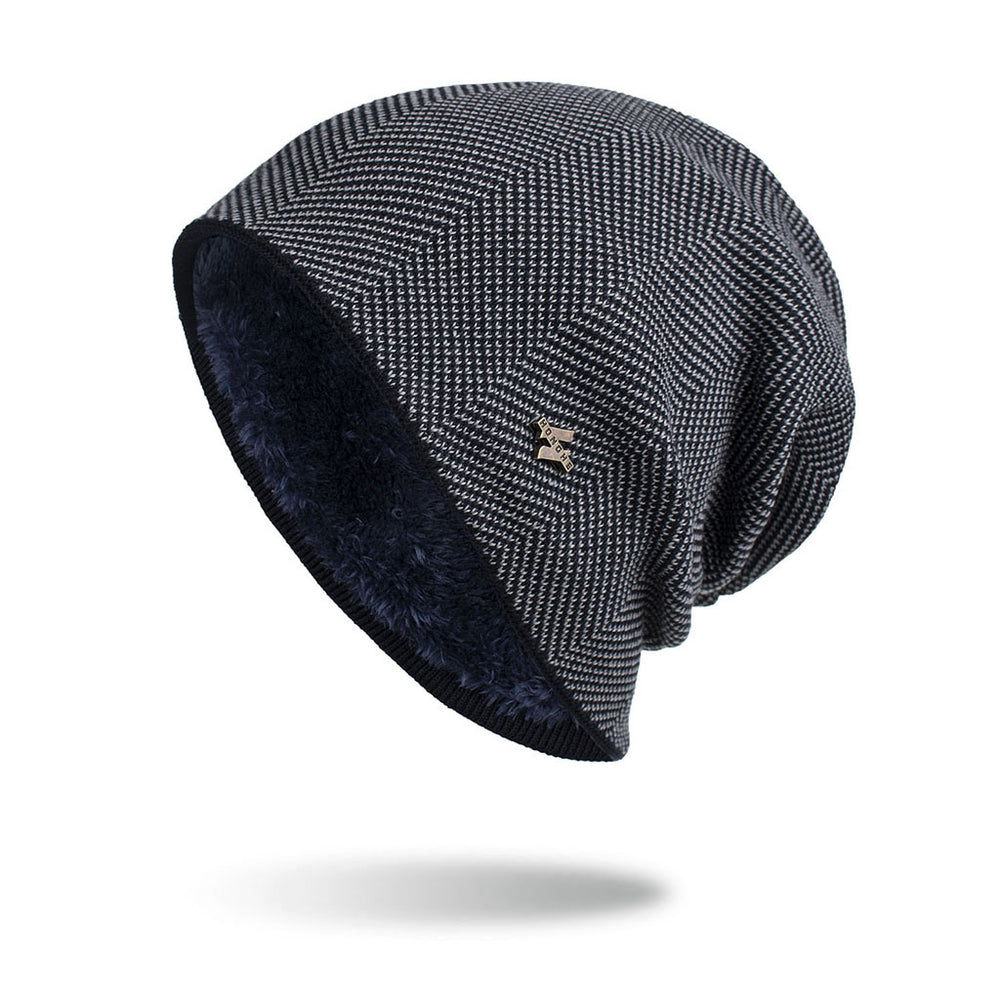 Czarna dzianinowa czapka beanie z metalową blaszką