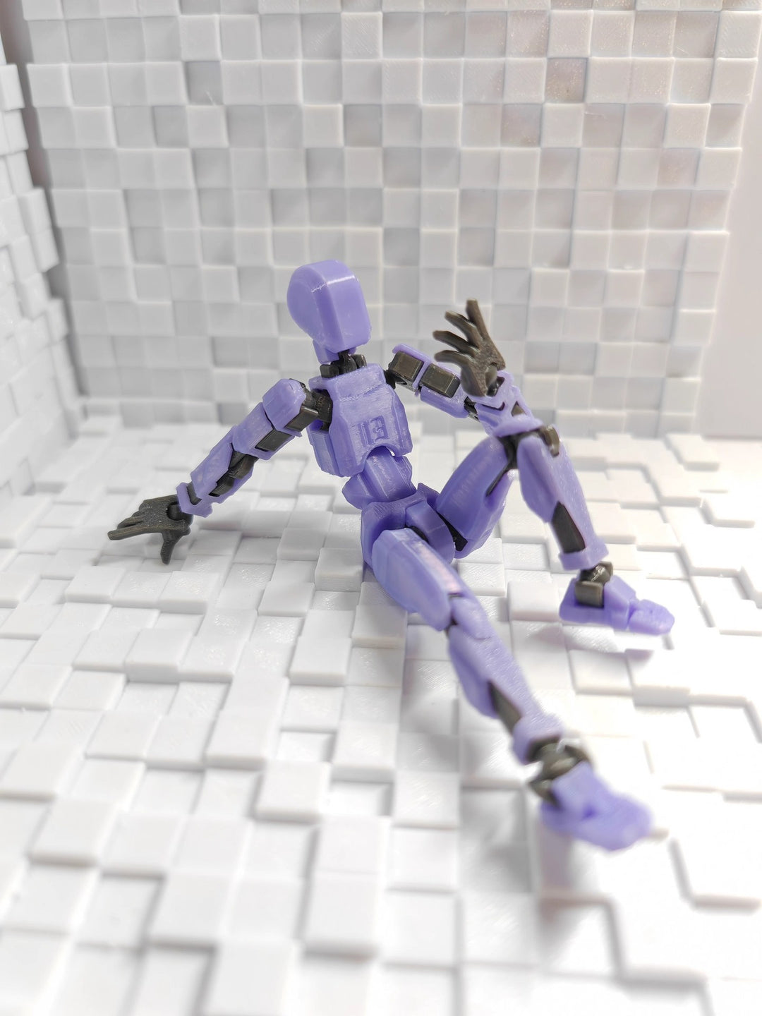 Pomarańczowy ruchomy robot z druku 3D