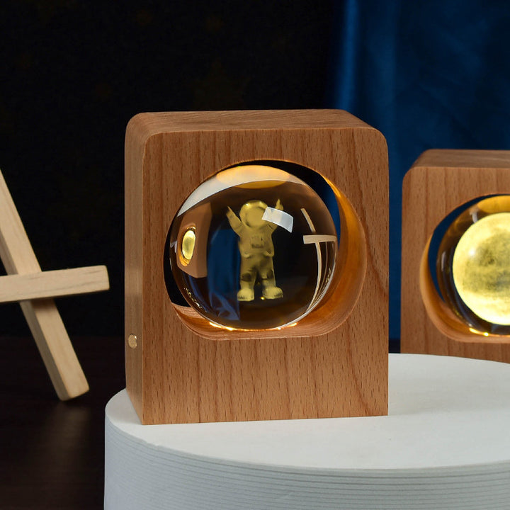 Kryształowa kula 3D na bukowej podstawie – lampka z grawerem