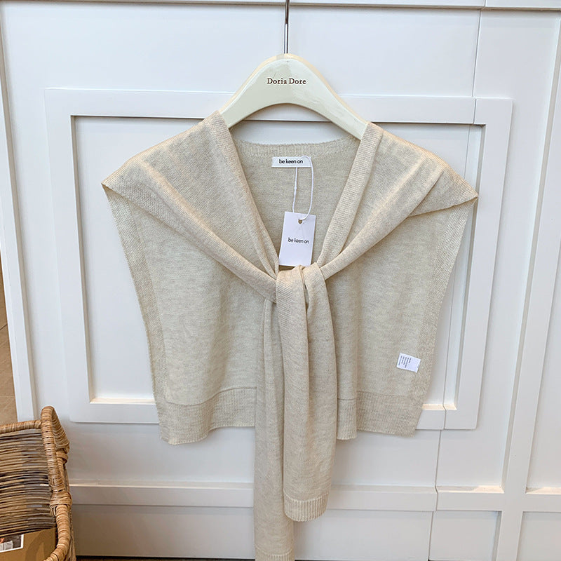 Dziana narzutka zawiązana na ramionach