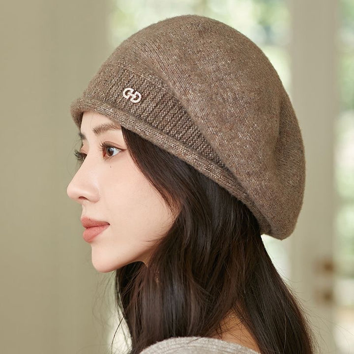 Beżowy dzianinowy beret w szachownicę