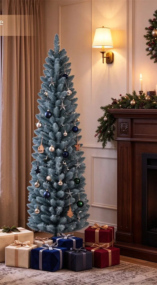 Mała wąska oszroniona choinka