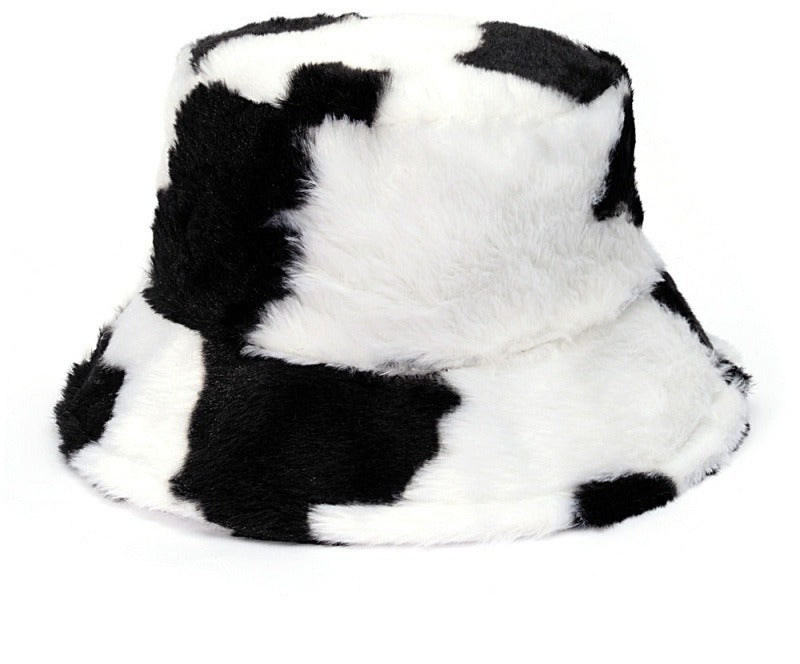 Puszysty kapelusz bucket w krowie łaty