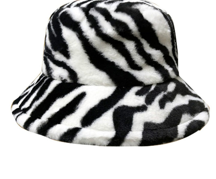 Puszysty kapelusz bucket w krowie łaty