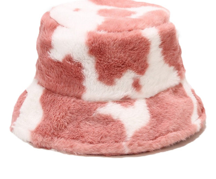 Puszysty kapelusz bucket w krowie łaty