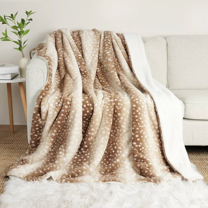 WILDCOZY – Cozy faux fur blanket with deer motif – Reversible plush comfort