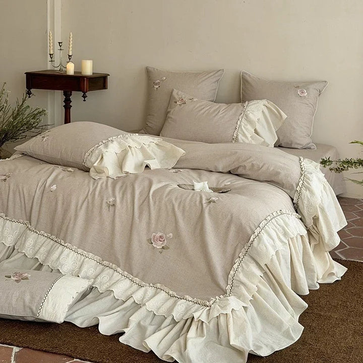 Komplet narzuty z bawełny i lnu z haftem róż i koronką