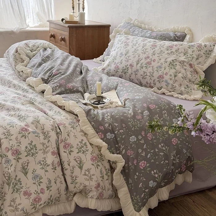 Otulena™ Dwustronna narzuta w kwiaty vintage z falbaną i poszewkami