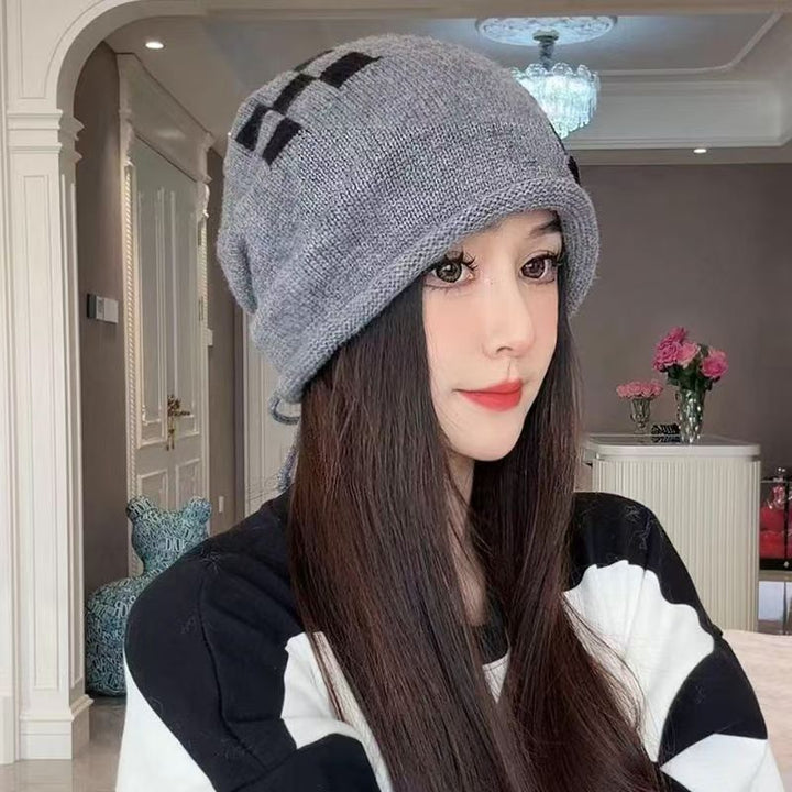 Beżowy dzianinowy beret w szachownicę