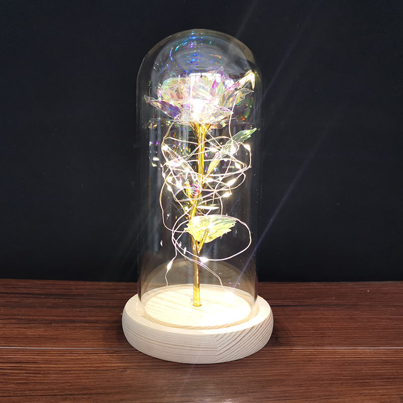 Wieczna róża w szklanej kopule z LED na drewnianej podstawie
