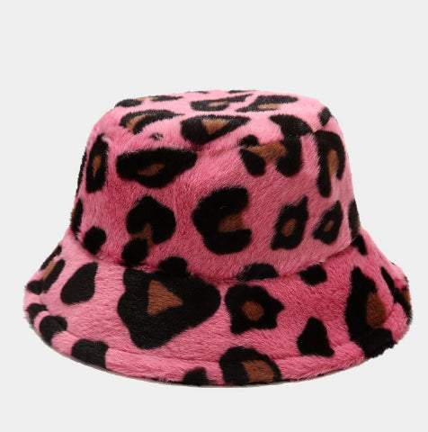 Puszysty kapelusz bucket w krowie łaty