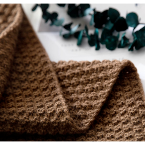 Koc z grubym splotem waflowym z pomponami na sofę