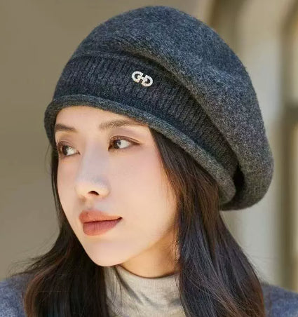 Beżowy dzianinowy beret w szachownicę