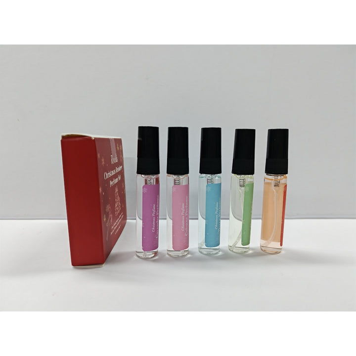 Czerwone pudełko z reniferem i sześć mini perfum