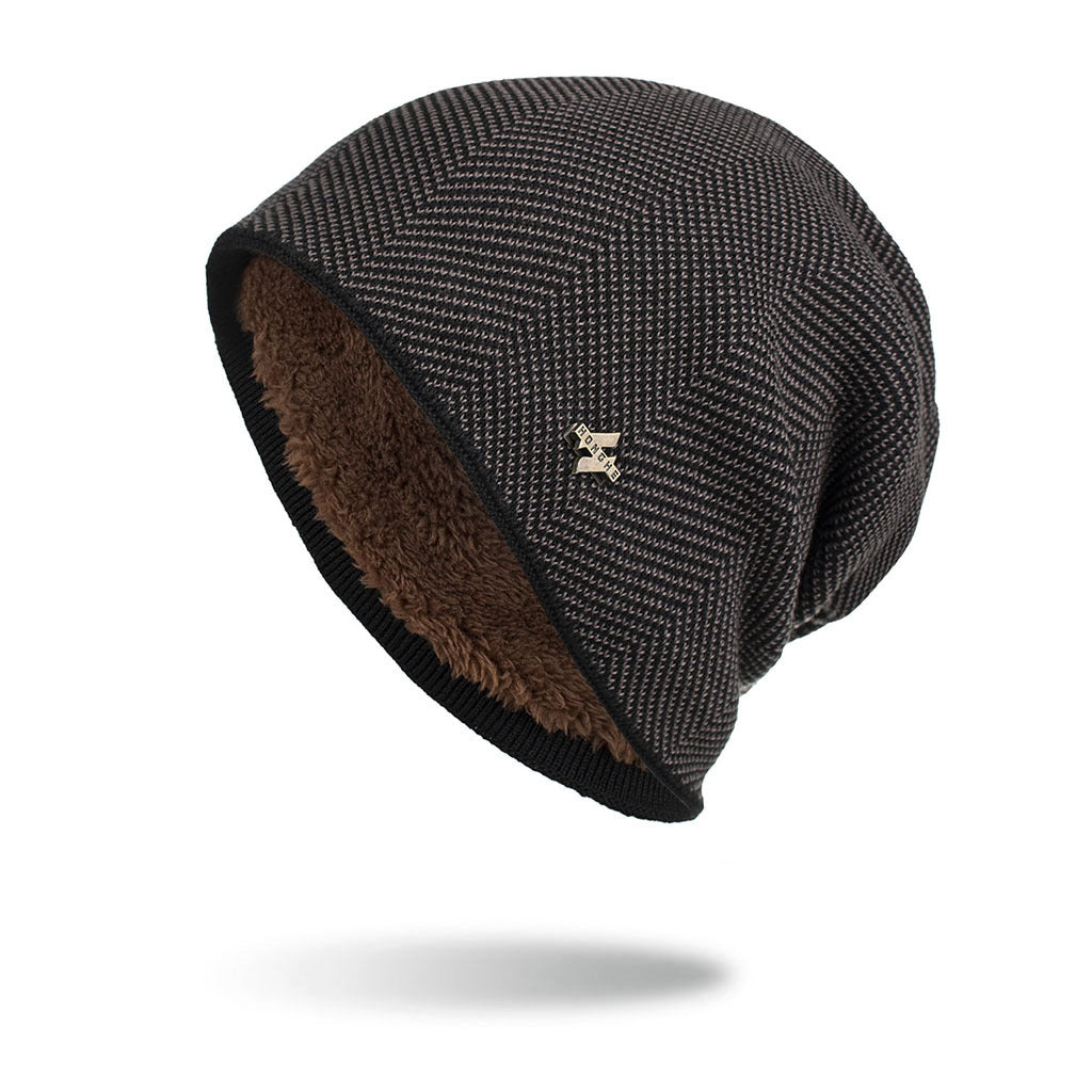Czarna dzianinowa czapka beanie z metalową blaszką