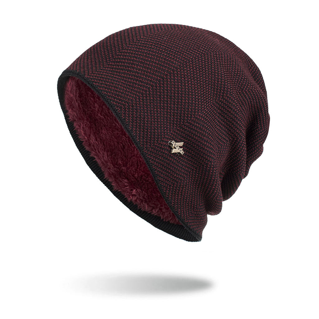 Czarna dzianinowa czapka beanie z metalową blaszką