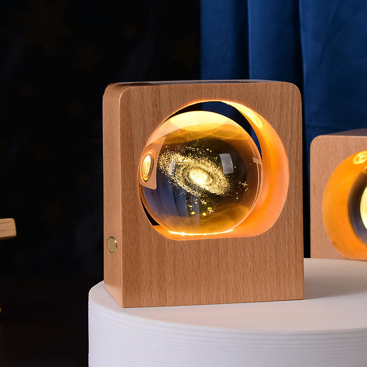 Kryształowa kula 3D na bukowej podstawie – lampka z grawerem