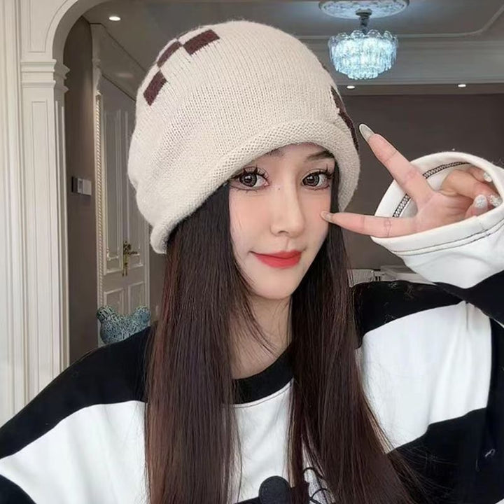 Beżowy dzianinowy beret w szachownicę
