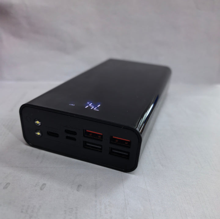 Powerbank z wyświetlaczem LCD obok telefonu