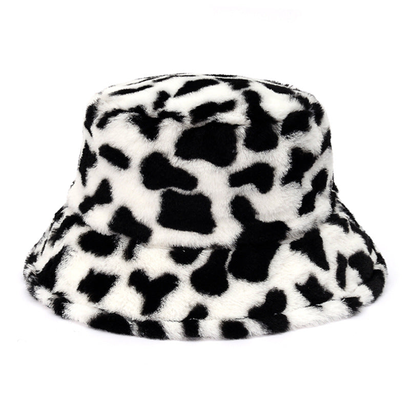 Puszysty kapelusz bucket w krowie łaty