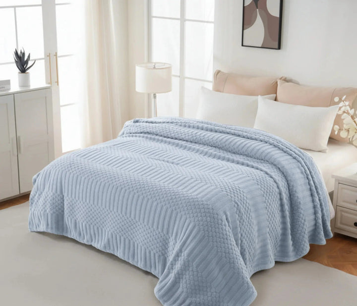 Puszysty koc z polaru pluszowego na kanapę i łóżko